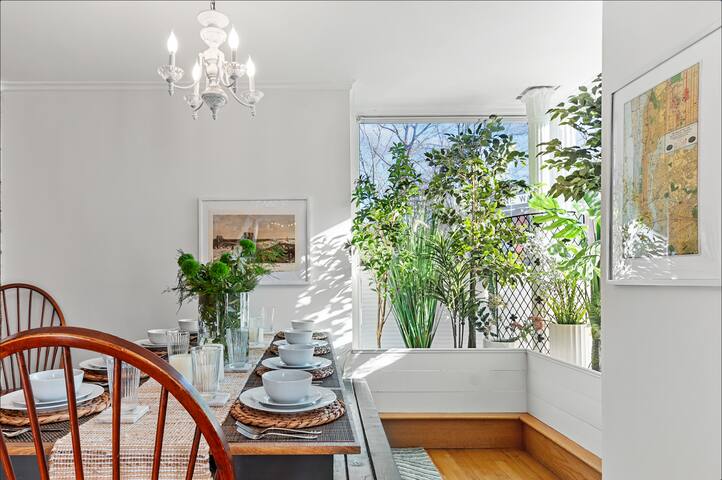 Bright, Stylish Townhouse Only 10 Min to NYC! gallery image 3