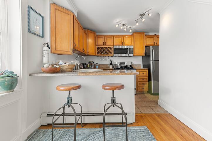 Bright, Stylish Townhouse Only 10 Min to NYC! gallery image 5