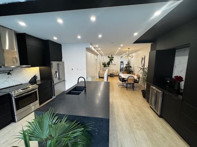 2850 SQFT apt w/ 4BDR-3BATH @Heart Little Italy