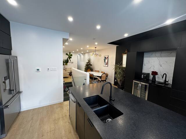 2850 SQFT apt w/ 4BDR-3BATH @Heart Little Italy gallery image 2