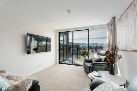 Top performing Airbnb: Private Balcony + 2 Bathrooms + Free Washer/Dryer in Queenstown Lakes District