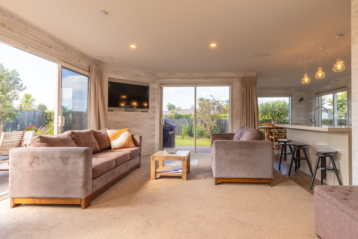 Top performing Airbnb: Stunning Surfers 4 Bedroom House in Western Bay Of Plenty District North