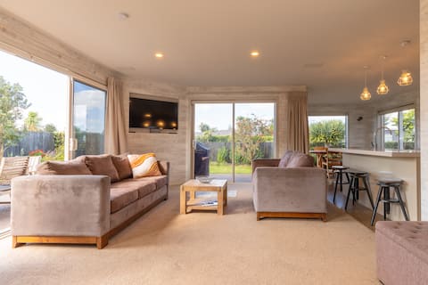 Top performing Airbnb: Stunning Surfers 4 Bedroom House in Western Bay Of Plenty District North