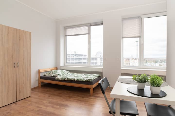 Tweepersoonskamer met twee eenpersoonsbedden (90x200cm). Inclusief beddengoed en dekens. Elke slaapkamer heeft een eigen werktafel, kledingkast en minikoelkast per persoon.