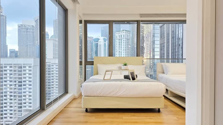 ห้องนอนใหญ่พร้อมเตียงควีนไซส์ 2 หลังและห้องน้ำส่วนตัว