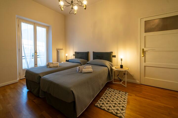 Business House (CIR 016086-LNI-00013) gallery image 3