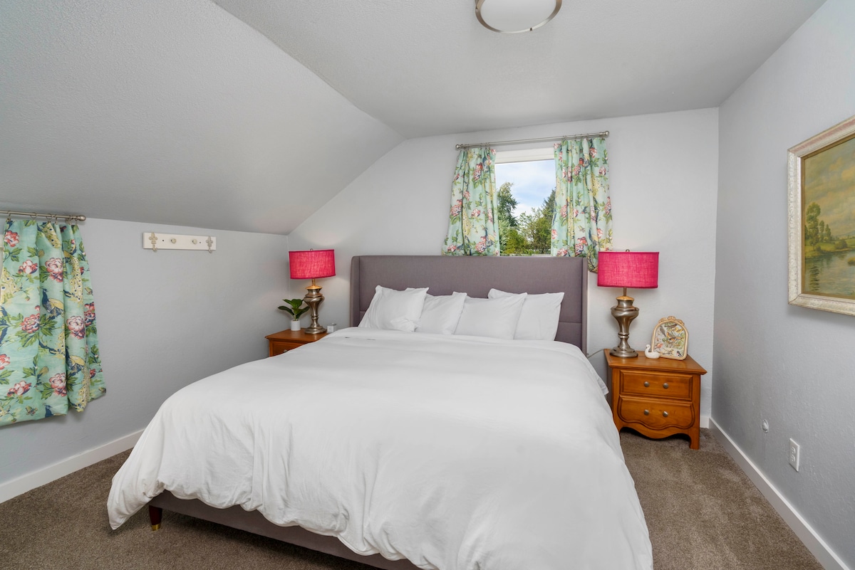 Kingsize bed, DreamCloud premium traagschuimmatras, twee nachtkastjes met opbergruimte, twee lampen, oplaadkabel voor telefoons, sieradenschotel, verduisterende gordijnen in de kamer, 2 bagagerekken, boxventilator, 2 badjassen voor het zwembad, wasmand, douchecady