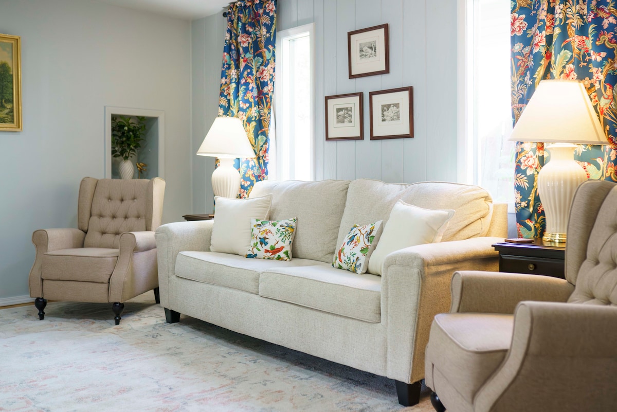 Uitschuifbare bank met queensize matras, achterfauteuils, fauteuils, 55inch smart-tv, plafondventilator