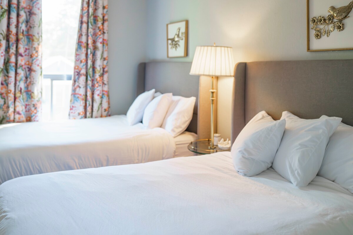 Twee grote bedden, Serta kussenslopen, nachtkastje met lamp, oplaadkabel voor telefoons, sieradenschotel, verduisteringsgordijnen, 2 bagagerekken, boxventilator, wasmand, douche cady, kleerhangers in kasten