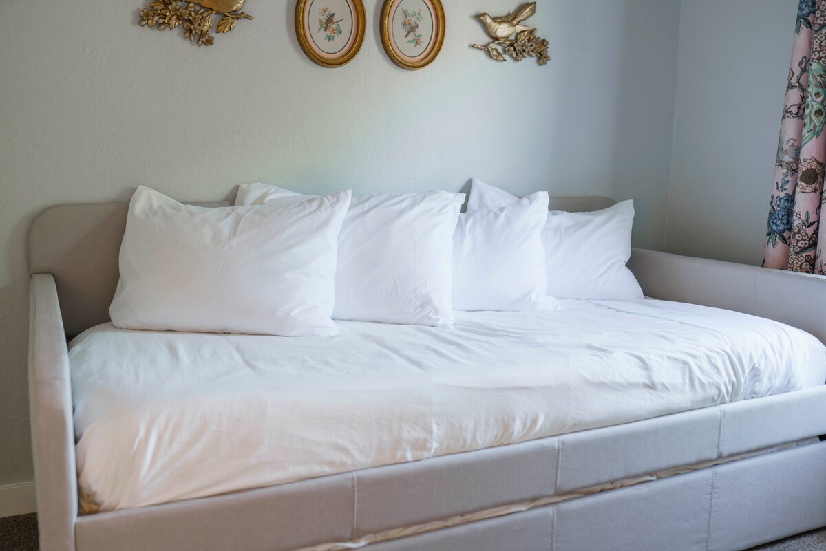 win size bed met twee onderschuifbedden, middelhoge matrassen, nachtkastje, lamp, oplaadkabel voor telefoons, verduisteringsgordijnen, 2  bagagerekken, boxventilator, wasmand, douchecady, boxventilator, kleerhangers in kasten, sieradenschaal