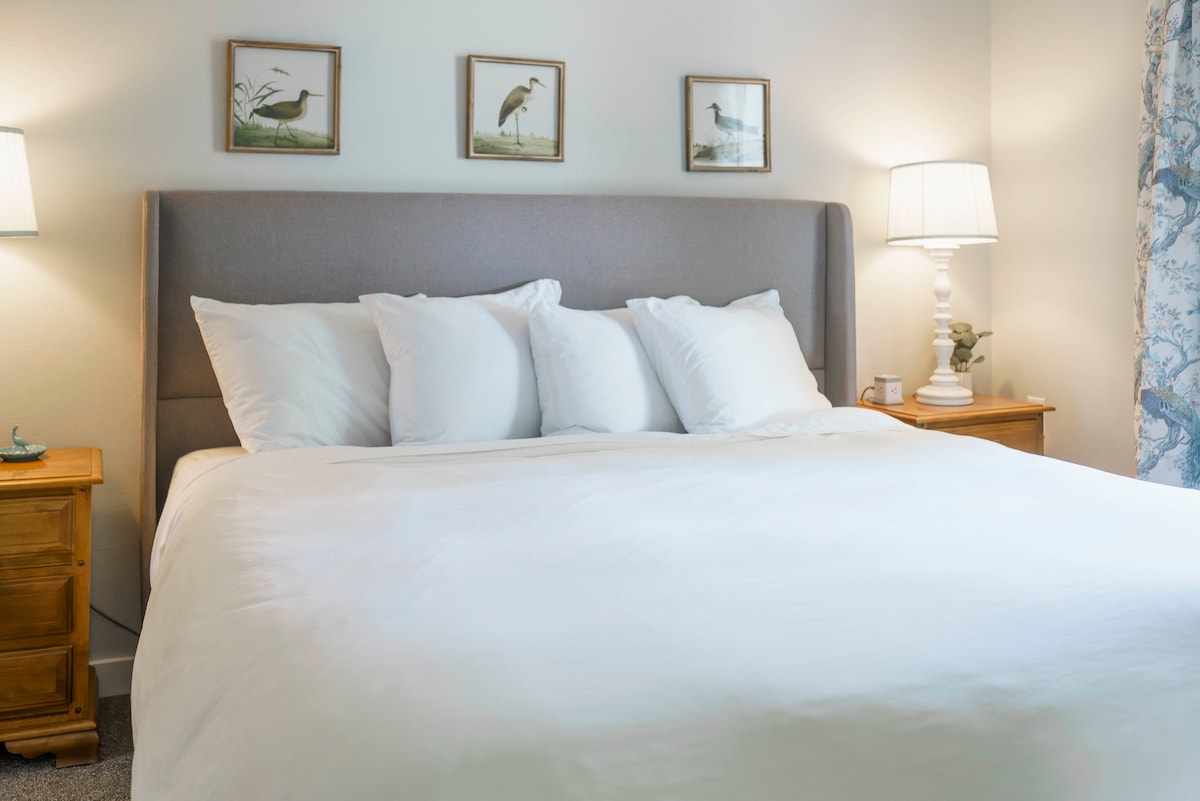 Kingsize bed, DreamCloud premium traagschuimmatras, nachtkastjes met opbergruimte, ladenkasten, lampen, verduisteringsgordijnen, oplaadkabel voor telefoons, 2 bagagerekken, oscillerende ventilator, kleerhangers in kasten, 2 badjassen 