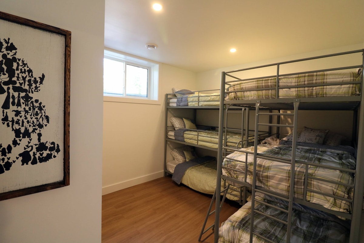 Ქვედა დონის საბავშვო ოთახი ორსართულიანი საწოლებით