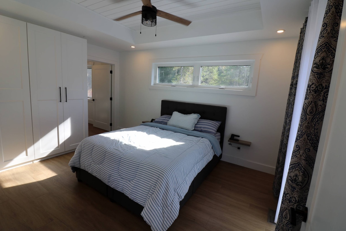 Მთავარი სართულის მთავარი საძინებლიდან ტბის იდეალური ხედი იშლება. Ამ ოთახს აქვს ორადგილიანი საწოლი,  ასევე, აქვს 36-დუიმიანი კარი, ასევე, სააბაზანო 36-დუიმიანი კარითა და ნიჟარით. 