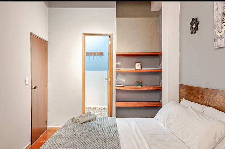 3号房间（二楼）：标准双人床，配有空调、无线网络和独立卫生间。 房间有床上用品和毛巾。