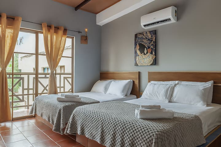 2号房（二楼）。：高级四人间，配备室外阳台、独立卫生间、无线网络和空调。 