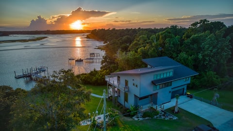 Waterfront Boater's Paradise with Amazing Sunsets