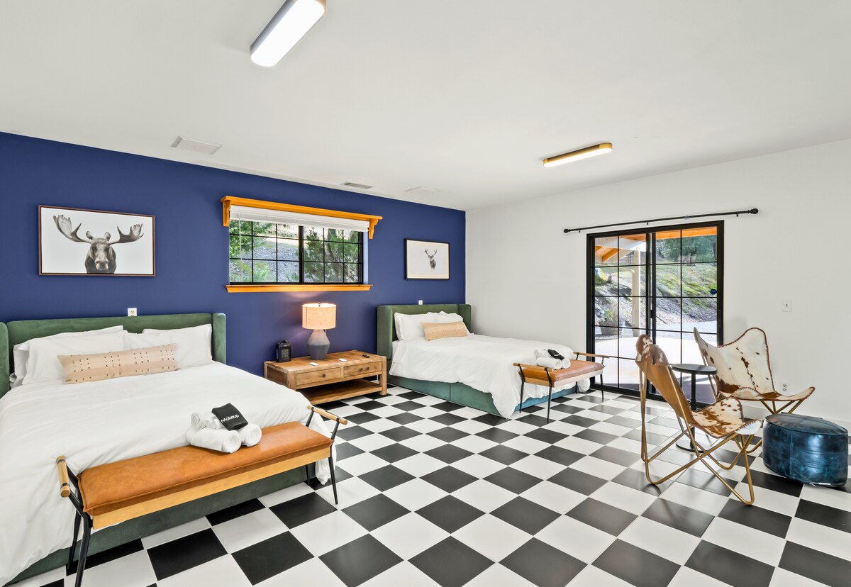  ¡Un dormitorio luminoso con decoración elegante, dos camas lujosas y vistas serenas esperan tu aventura!
