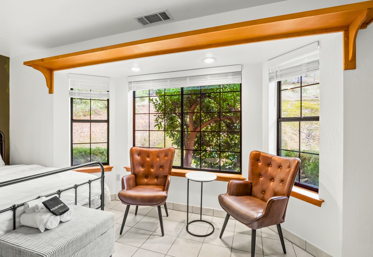  Acogedor rincón de asientos con ventana de la bahía con luz natural, perfecto para el café de la mañana o la lectura tranquila.