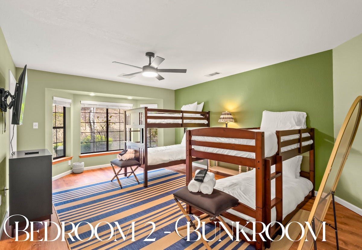 Amplia habitación con literas y vistas al bosque, perfecta para niños, grupos y reuniones de juegos nocturnos.