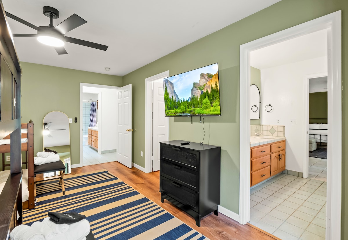 Habitación con literas, TV, baño privado y mucho espacio para que los grupos se relajen.