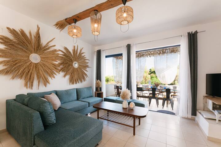 Villa Lira – The Hidden Gem Above the Sea gallery image 2