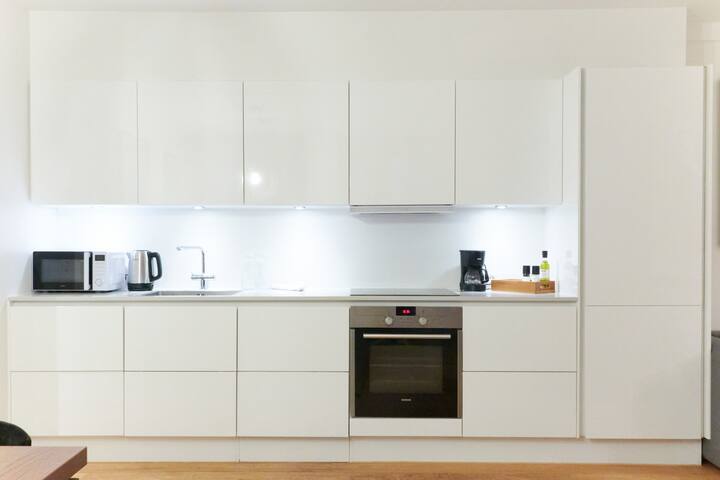 Stunning 2 BR Home on Nyhavn w/Private Balcony gallery image 5