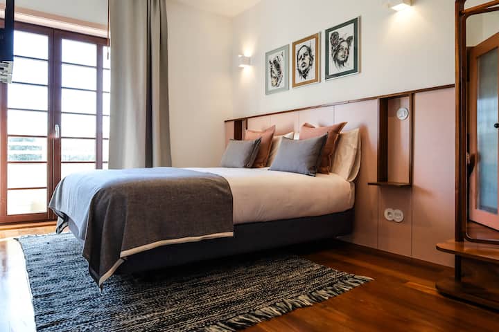 Casa Priorado/guava Pink Apartment With Balcony - Porto, Portugal