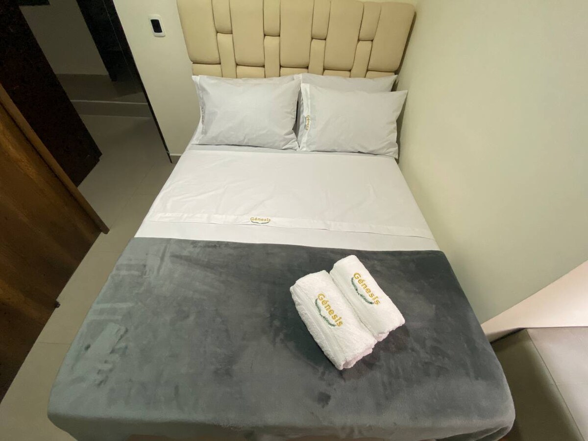 双人床。
双枕矫形床垫。
带衣架的双人衣柜。
便携式风扇塔。
配备Netflix和Amazon Fire Stick的32英寸高清电视。
书籍和杂志的图书馆空间。
窗户可欣赏户外景观。
桌子和熨斗。