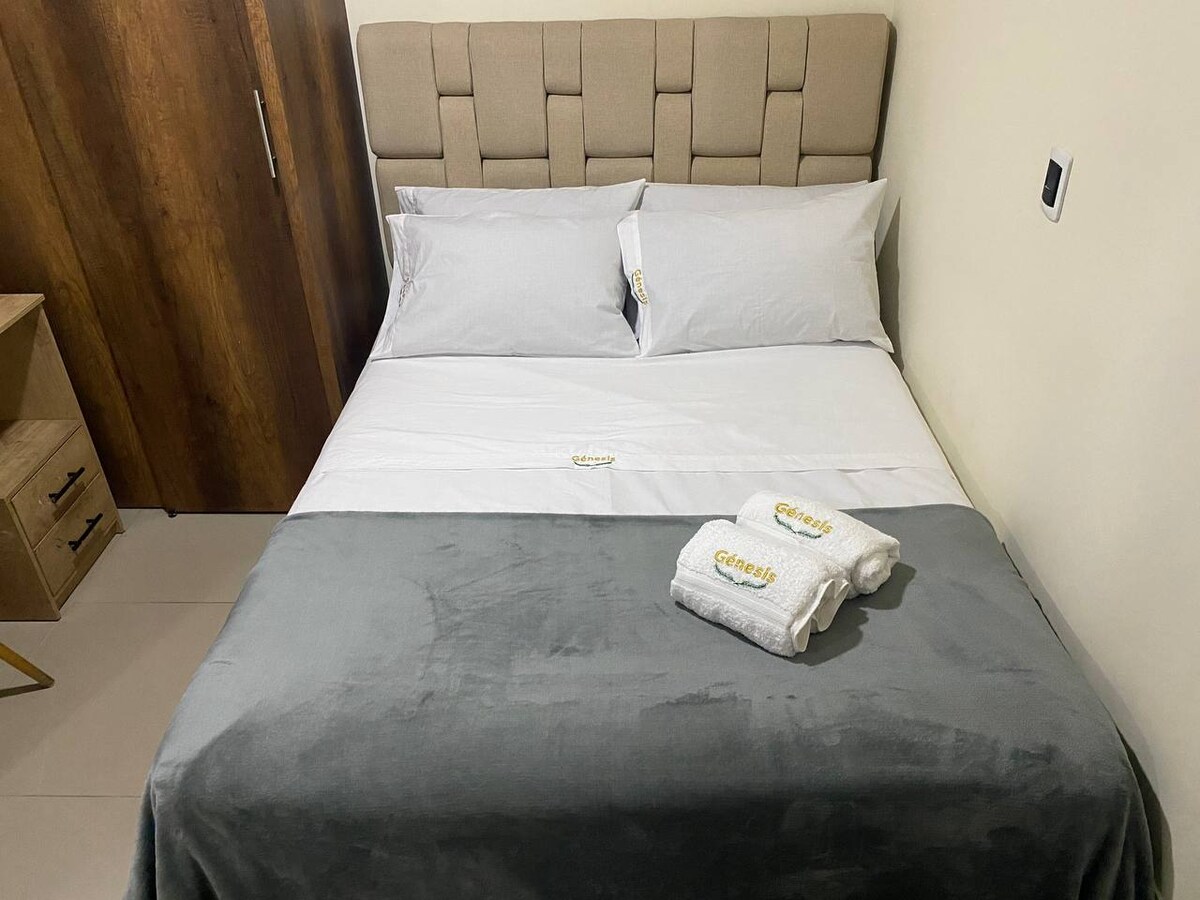 双人床
双枕矫形床垫。
带衣架的衣橱
工作区设有储物空间、舒适的椅子和灯具，可分级灯
便携式风扇塔 
双卷帘+遮光（通道朝向通道）