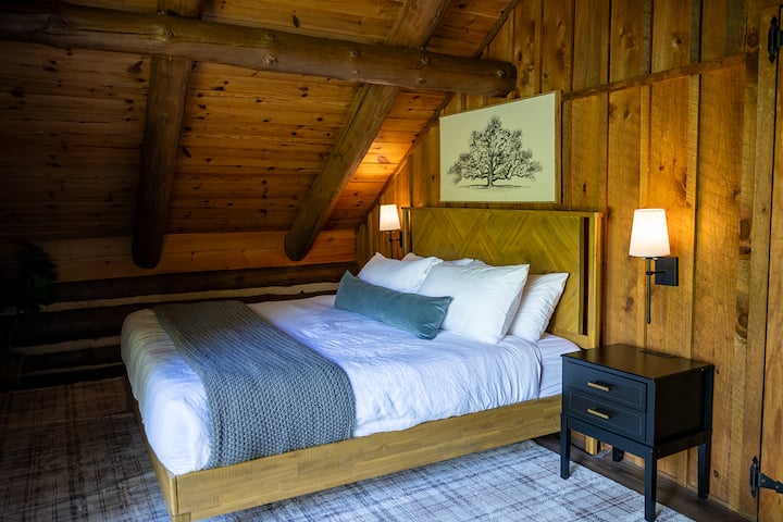 الغرفة الرئيسية. سرير كينج مع خزائن كبيرة وخزانة ملابس.  تقع في الطابق العلوي