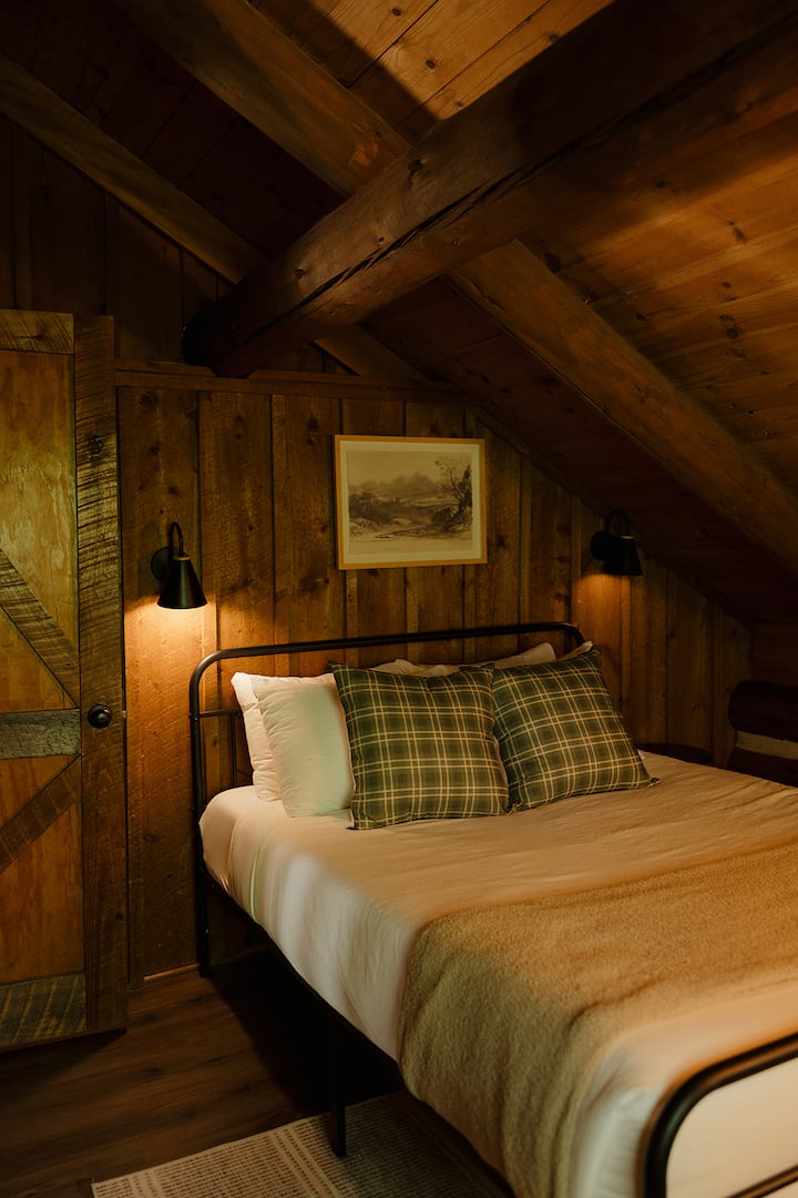 سرير بحجم كوين في الطابق العلوي