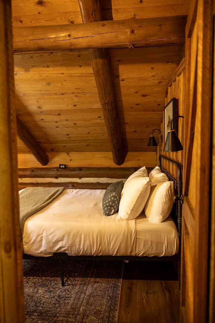 سرير كوين. يقع في الطابق العلوي، مقابل غرفة نوم كوين أخرى. مع خزانة ملابس وهناك مراوح محمولة وغرفة برجية تقع في كل غرفة نوم مع هواء مركزي. 