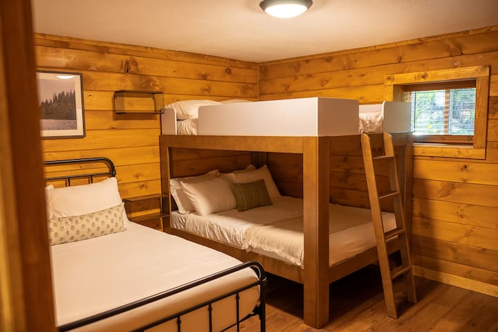 سرير كامل مفرد مع سرير بطابقين كاملين وخزانة ملابس/خزانة. مثالية للأطفال. تقع في الطابق السفلي المكتمل.