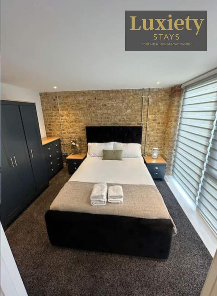 Spálňa v luxusných pobytoch Krátke ubytovanie so službami Southend on Sea