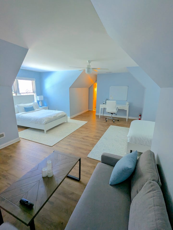 جناح مستقل فوق المرأب. يمكن الوصول إليها عن طريق الممر.