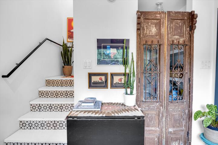 Perfect Bungalow Oasis w/Heated Pool in SOCO gallery image 5