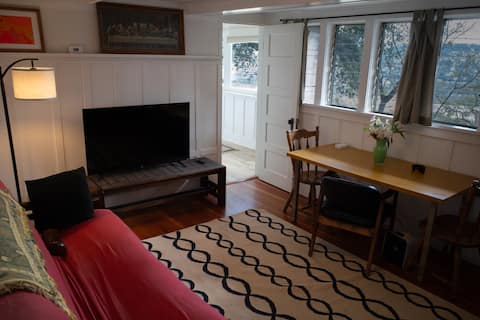 Top Airbnb: Echo Park Guesthouse - Mountain Views in Echo Park