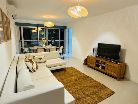 Propiedad de Airbnb exitosa: Beautiful apartment steps away from the sea en Punta Del Este
