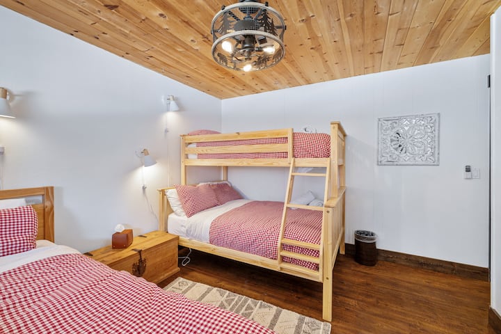 ห้องนี้มีเตียงควีนไซส์ 1 เตียงและเตียงสองชั้นที่มีเตียงคู่ด้านบนและเตียงเต็มรูปแบบที่ด้านล่างห้องนี้สามารถนอนได้ 3 -5 คนหากพัก 2 คนใช้เตียงเต็มรูปแบบ 