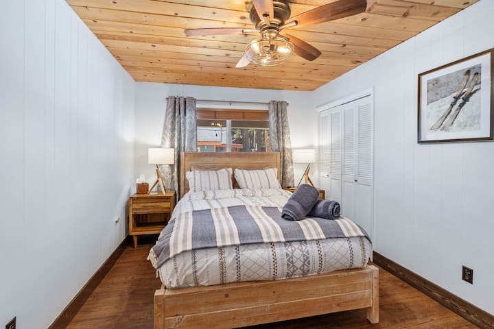 ห้องนอนพร้อมเตียงควีนไซส์ตู้เสื้อผ้าและที่วางของ 2 คืน ที่นี่ยังมีโต๊ะทำงานขนาดเล็กและเครื่องพิมพ์ B&W ตู้เสื้อผ้าและของเด็กเล่นขนาดใหญ่ที่พับเก็บได้ตั้งอยู่ในตู้เสื้อผ้านี้ 