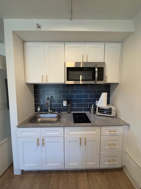 Popular Airbnb listing: [07] ATX Studio: 1 Queen, Access to Gym & Laundry in St. Johns