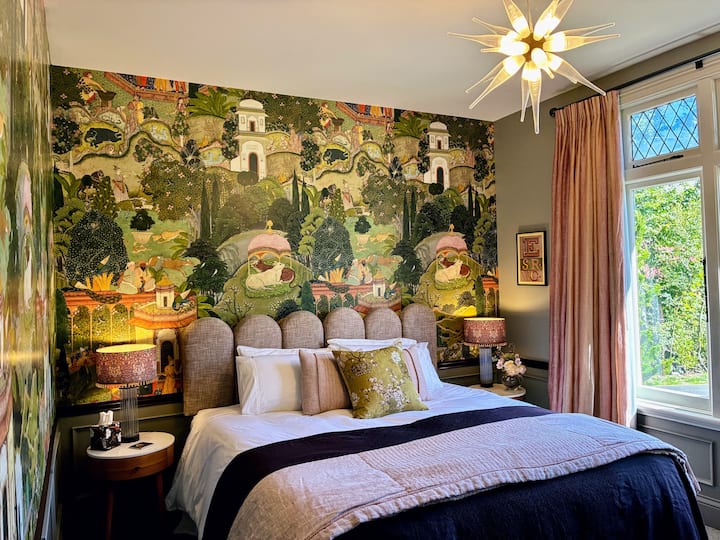 חלל מפואר עם מיטת סופר קינג, אורות צד עם חרוזים, תאורה מרכזית איטלקית עם עמעום ומצעים נפלאים. הארמואר הצרפתי העתיק מוסיף קסם. חלוקי רחצה כלולים לשימושכם. 