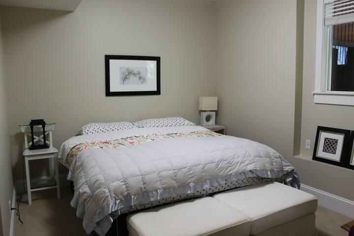 Cómoda cama tamaño king con sábanas acogedoras, edredón y manta adicional.  Gran ventana para dejar entrar la luz natural.