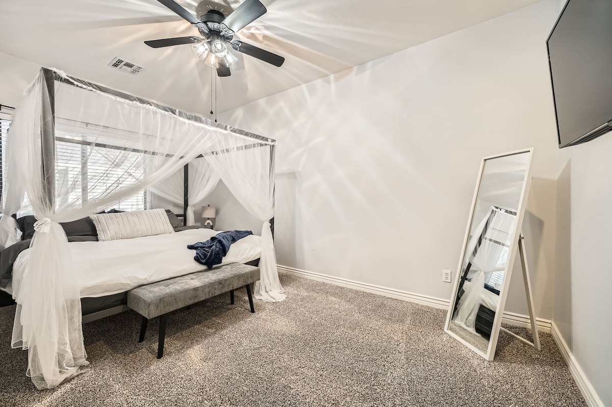 המון תאורה טבעית זורמת בכל הבית.