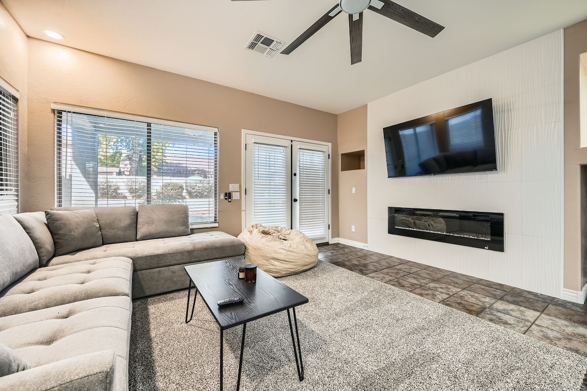 תיהנו מהטלוויזיה החכמה עם מסך שטוח בסלון הנעים.