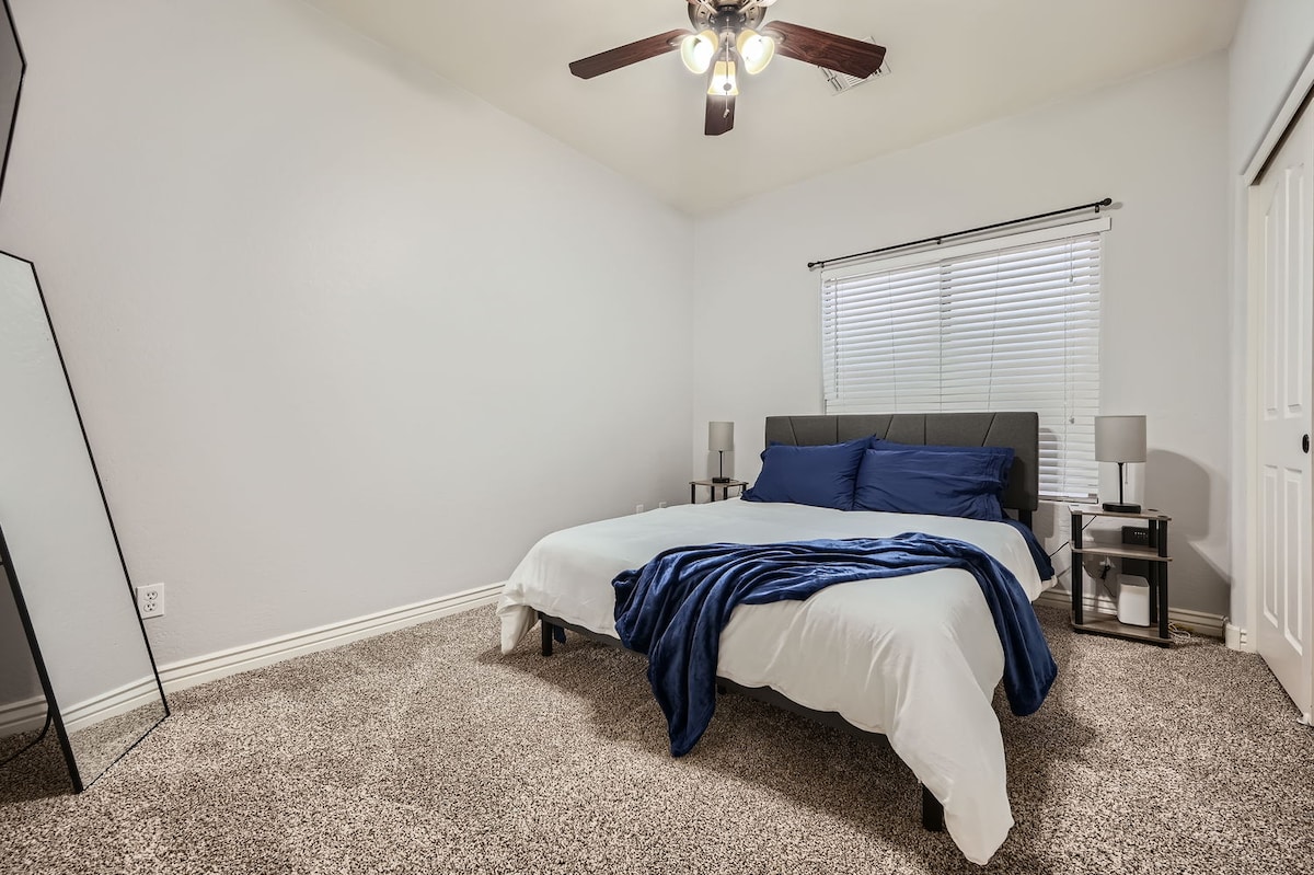 חדר שינה מס '3 כולל מיטת קווין סייז.