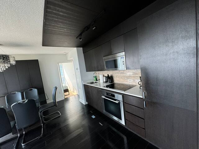 Bright & Spacious 2 Bed, 2 Bath – Lake & ParkViews gallery image 2