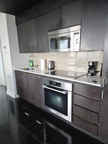 Bright & Spacious 2 Bed, 2 Bath – Lake & ParkViews gallery image 4