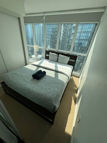 Bright & Spacious 2 Bed, 2 Bath – Lake & ParkViews gallery image 3