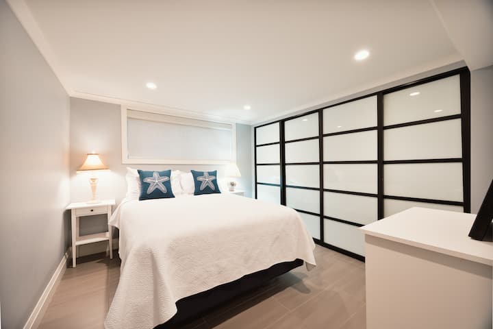 宽敞舒适的卧室，带衣柜。主屋